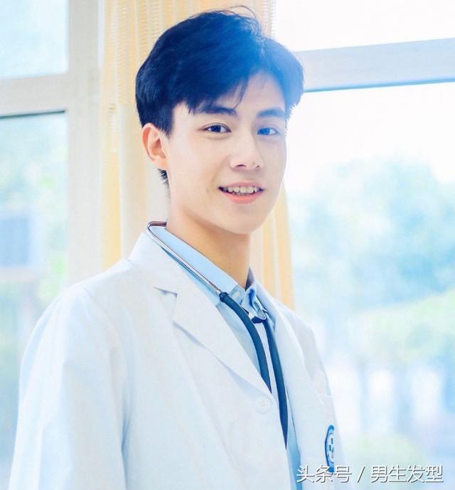 男生除了短发,这3款发型别错过,清新帅气!