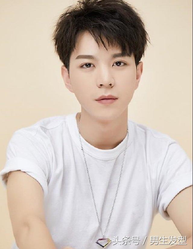 男生除了短发,这3款发型别错过,清新帅气!