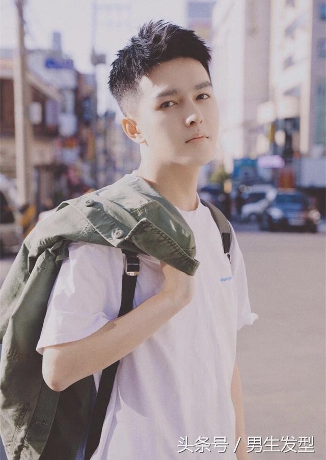 “两边推短,中间不动”,18年男生发型这样剪太帅了!