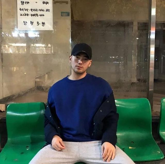 单眼皮小眼睛的男生其实很好看的，就像他一样！