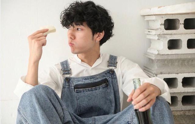 男士冬季的刘海也很帅气,看看你的脸型适合哪种!