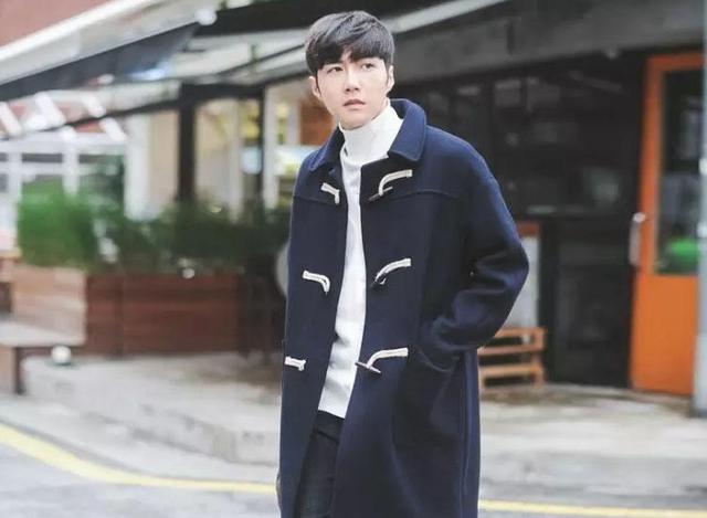 教你减龄又时髦的出街搭配,牛角扣大衣帅气过冬!