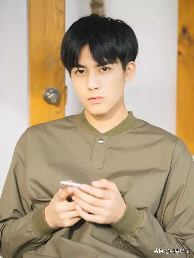 秋冬男生弄什么发型好看?这几款发型随便剪一个都很帅!