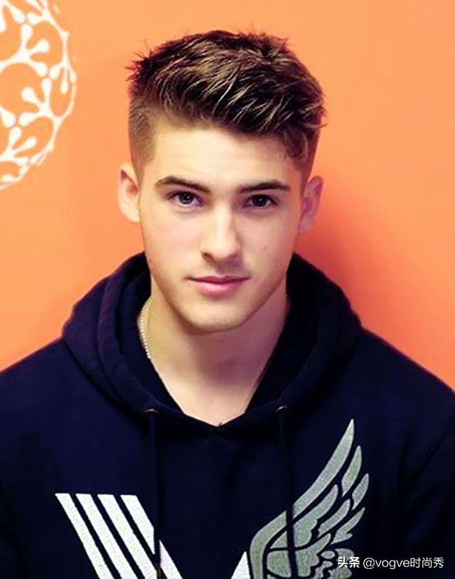 你还在跟理发师讲“两边剪短”?2019年备受男生欢迎的发型