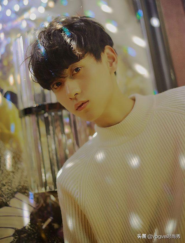 你还在跟理发师讲“两边剪短”?2019年备受男生欢迎的发型