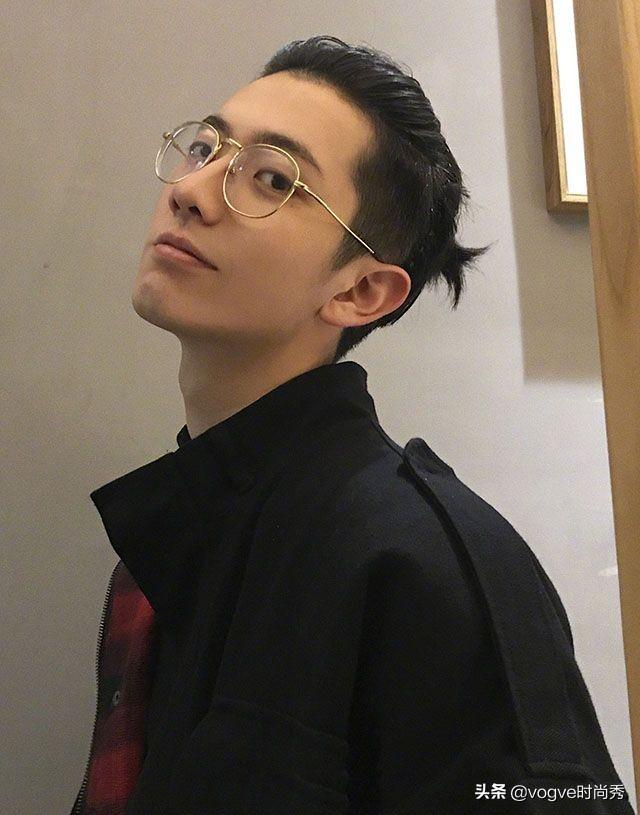 你还在跟理发师讲“两边剪短”?2019年备受男生欢迎的发型