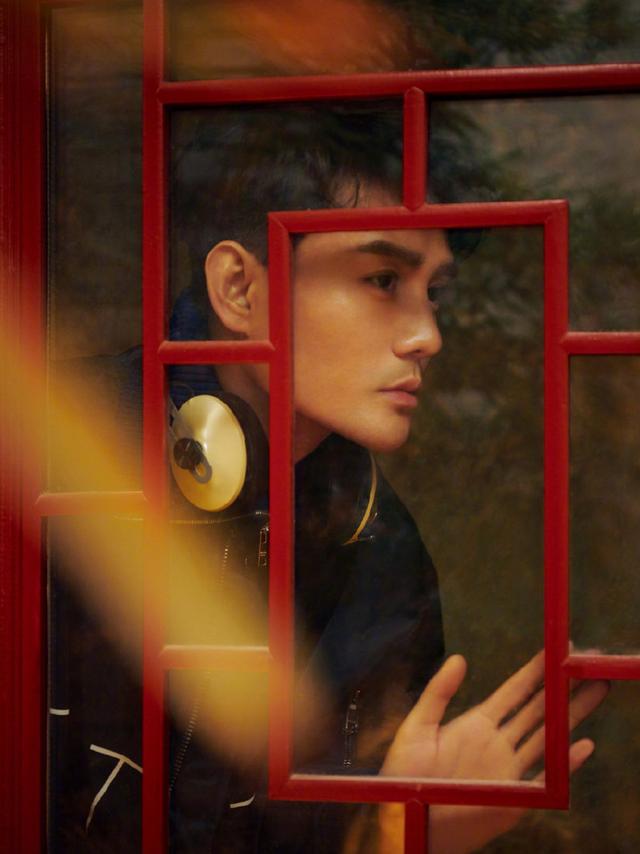 王凯厉害了,全新杂志造型上线,穿西装居然也能有年味?