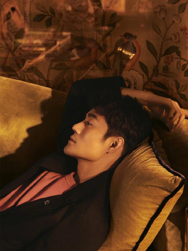 王凯厉害了,全新杂志造型上线,穿西装居然也能有年味?