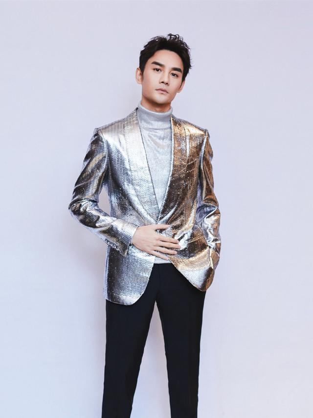 王凯厉害了,全新杂志造型上线,穿西装居然也能有年味?