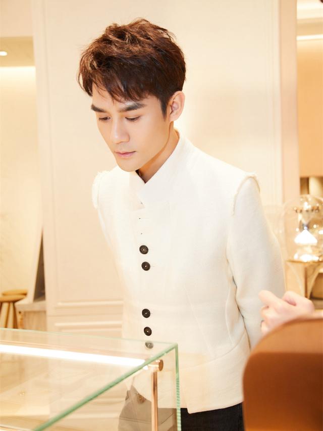 王凯厉害了,全新杂志造型上线,穿西装居然也能有年味?