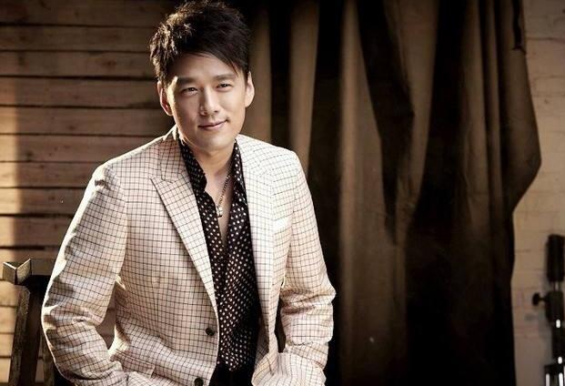 他天生长了一张有钱人的脸,也因此演不了穷人,典型的总裁专业户