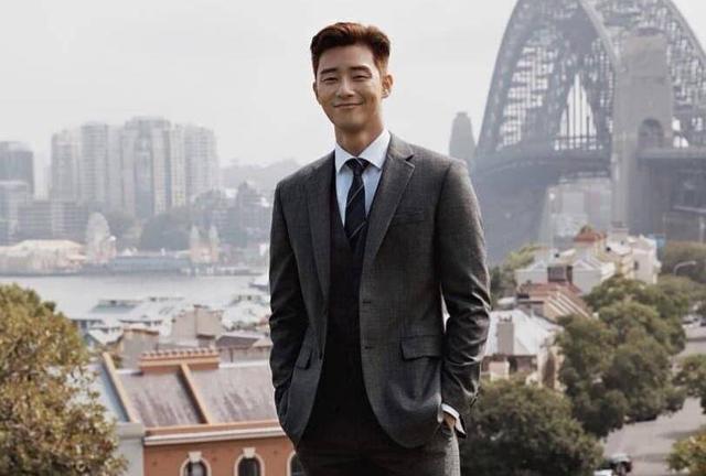 悉尼街头最靓丽的崽!朴叙俊最新大片再现《金秘书》副会长风采