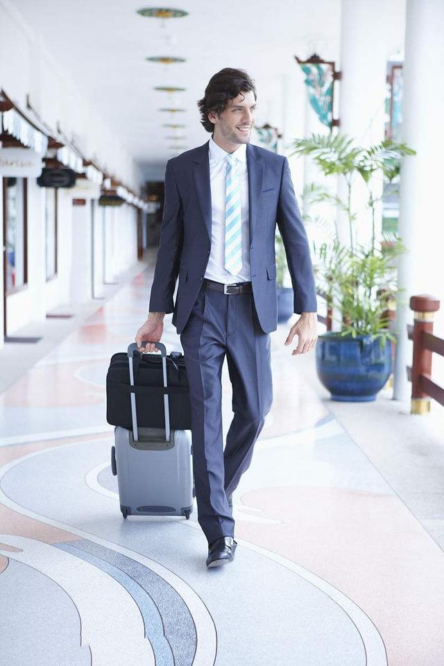 帅哥走路姿势透露出的信息,告诉你人品是否靠谱,多注意观察