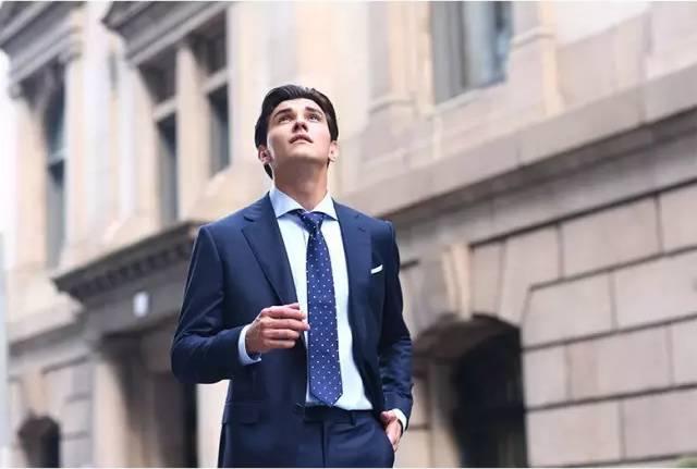 你的西裤磨“亮”了吗?该再补一条了!