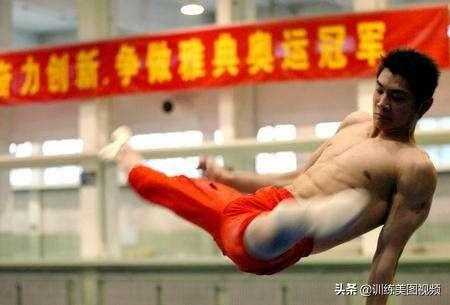 和陈一冰相比,他是低调的肌肉男,他的肌肉照贴在了每家每户