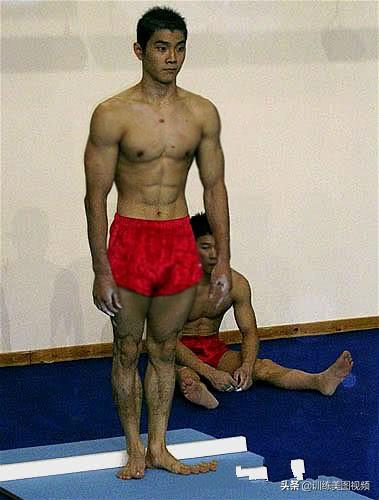 和陈一冰相比,他是低调的肌肉男,他的肌肉照贴在了每家每户