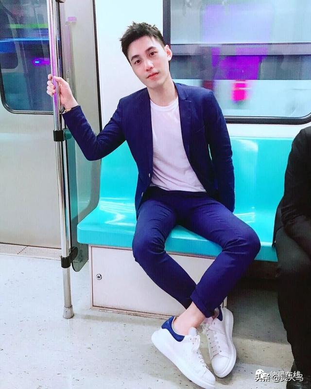 地铁小哥神似“钟汉良”!人畜无害的小肌肉男模清新又舒服!