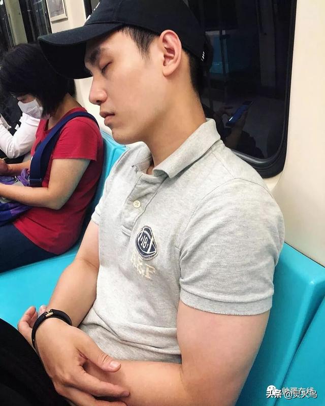 地铁小哥神似“钟汉良”!人畜无害的小肌肉男模清新又舒服!