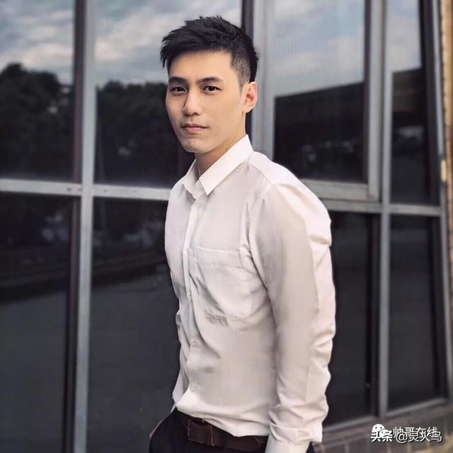 地铁小哥神似“钟汉良”!人畜无害的小肌肉男模清新又舒服!