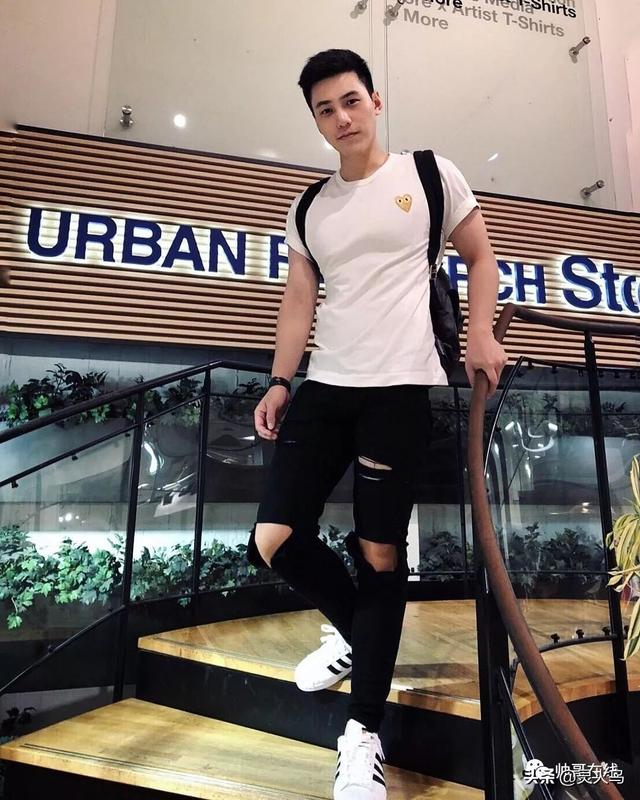 地铁小哥神似“钟汉良”!人畜无害的小肌肉男模清新又舒服!