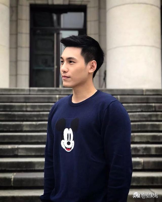 地铁小哥神似“钟汉良”!人畜无害的小肌肉男模清新又舒服!