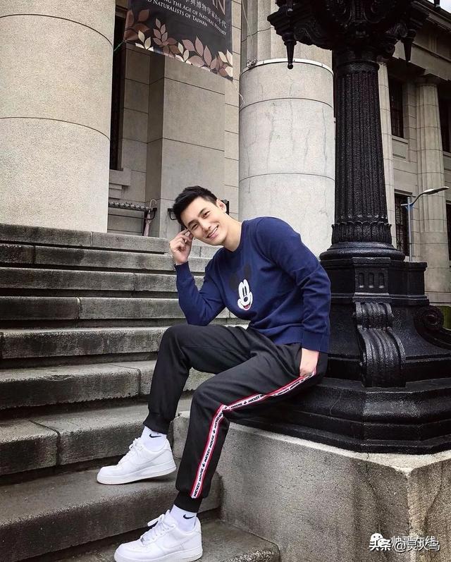 地铁小哥神似“钟汉良”!人畜无害的小肌肉男模清新又舒服!