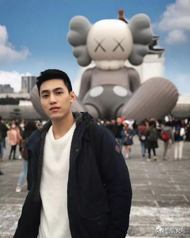 地铁小哥神似“钟汉良”!人畜无害的小肌肉男模清新又舒服!