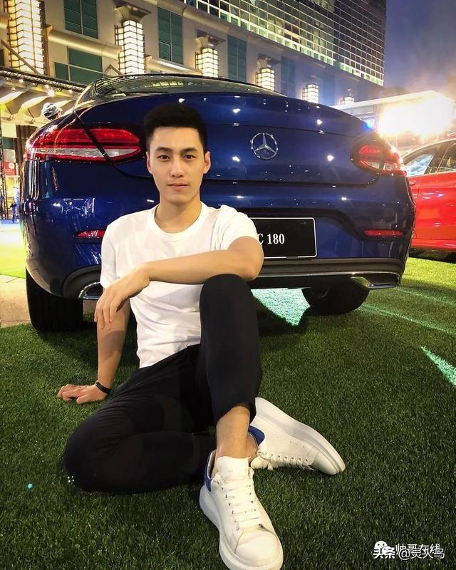 地铁小哥神似“钟汉良”!人畜无害的小肌肉男模清新又舒服!