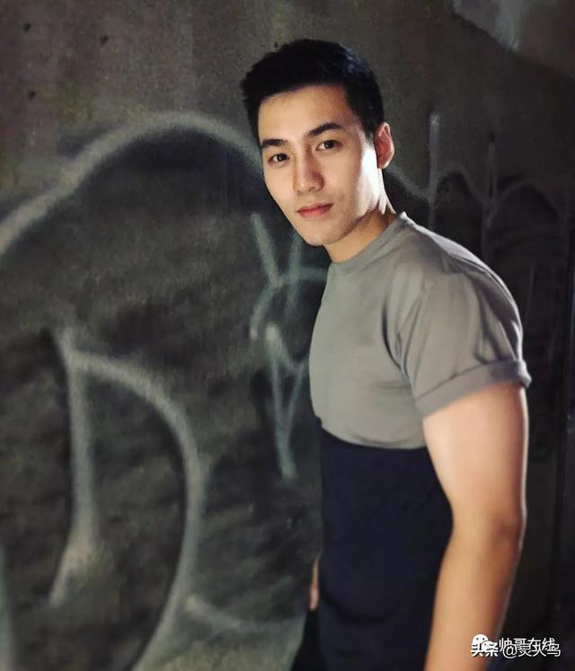 地铁小哥神似“钟汉良”!人畜无害的小肌肉男模清新又舒服!