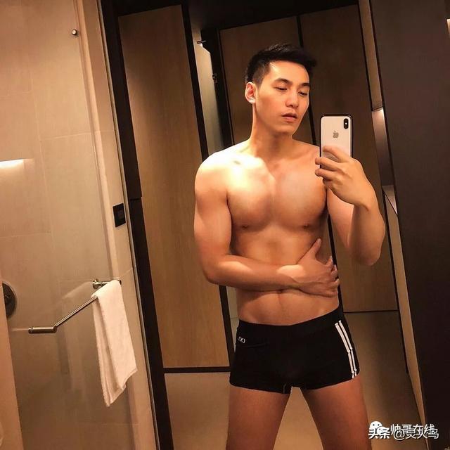 地铁小哥神似“钟汉良”!人畜无害的小肌肉男模清新又舒服!