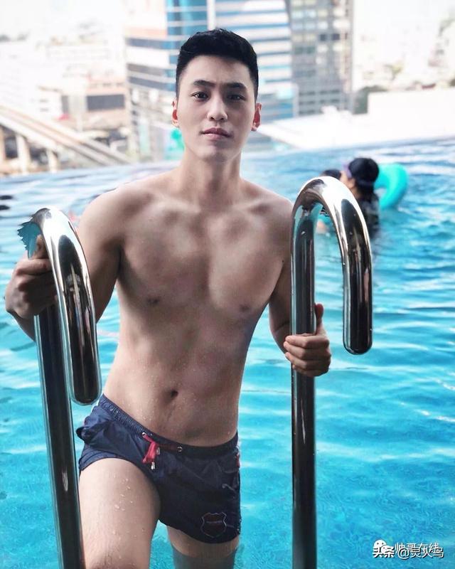 地铁小哥神似“钟汉良”!人畜无害的小肌肉男模清新又舒服!