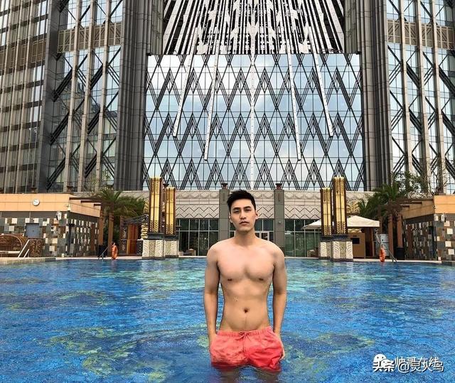 地铁小哥神似“钟汉良”!人畜无害的小肌肉男模清新又舒服!