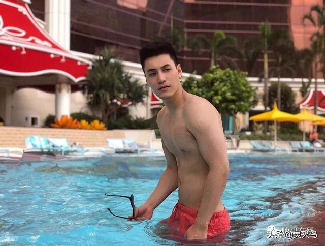 地铁小哥神似“钟汉良”!人畜无害的小肌肉男模清新又舒服!