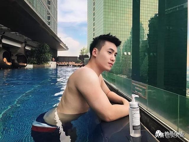 地铁小哥神似“钟汉良”!人畜无害的小肌肉男模清新又舒服!