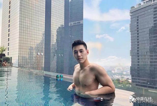 地铁小哥神似“钟汉良”!人畜无害的小肌肉男模清新又舒服!