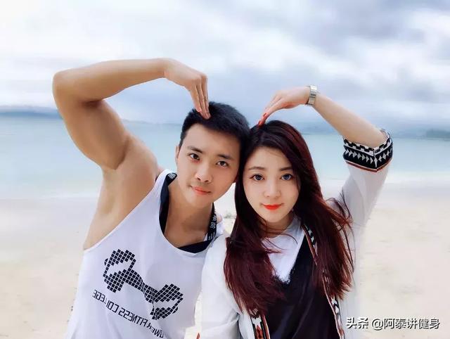 早产儿双胞胎，从瘦竹竿到6块腹肌大胸器，还各自征服了翘臀女友