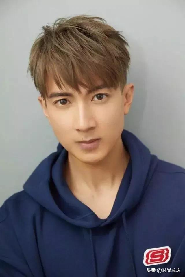 吴尊新造型可真是帅气,穿蓝色卫衣配黑色长裤,一点不像39岁