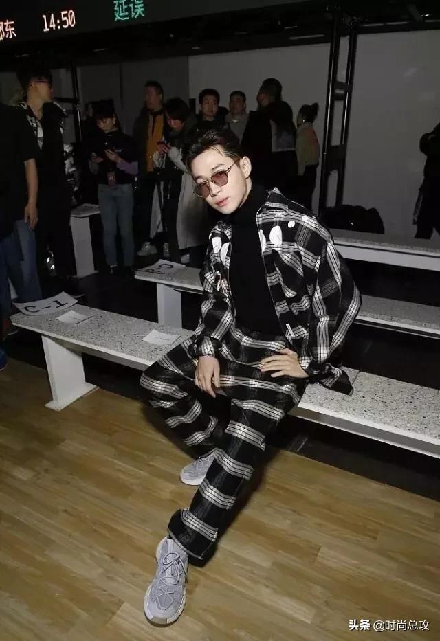 刘宪华帅气梳背头墨镜格纹装高领衣,自由坐姿凹造型