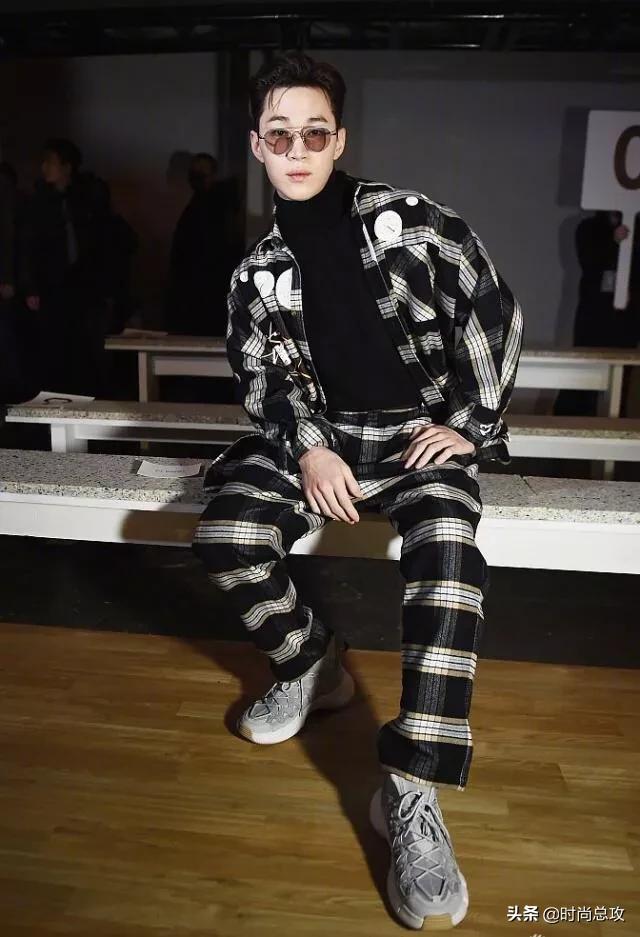 刘宪华帅气梳背头墨镜格纹装高领衣,自由坐姿凹造型