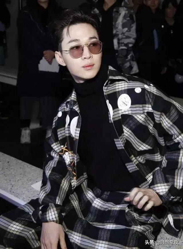 刘宪华帅气梳背头墨镜格纹装高领衣,自由坐姿凹造型