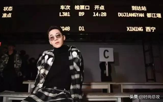 刘宪华帅气梳背头墨镜格纹装高领衣,自由坐姿凹造型