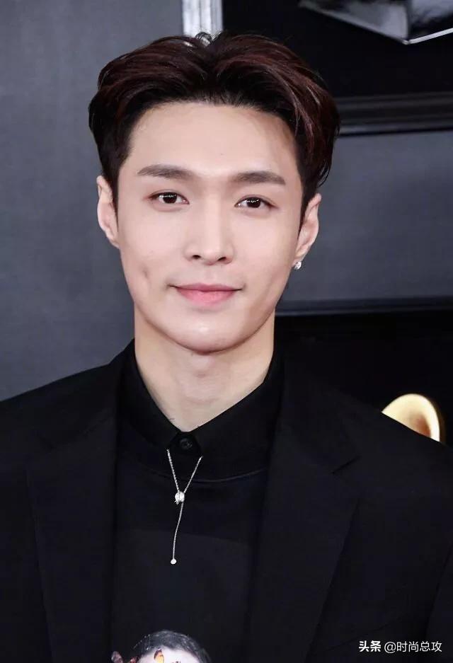 张艺兴穿一身黑亮相,无修图状态超级耐打,可五五分是什么鬼?