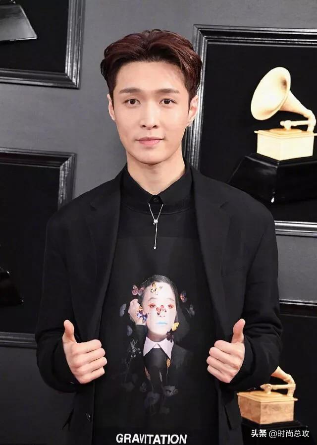 张艺兴穿一身黑亮相,无修图状态超级耐打,可五五分是什么鬼?