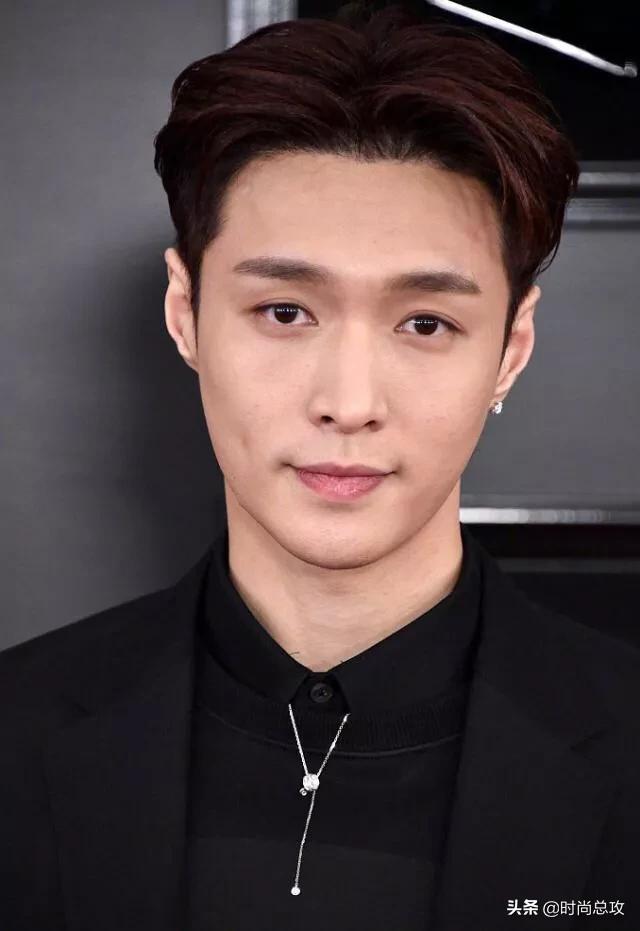 张艺兴穿一身黑亮相,无修图状态超级耐打,可五五分是什么鬼?