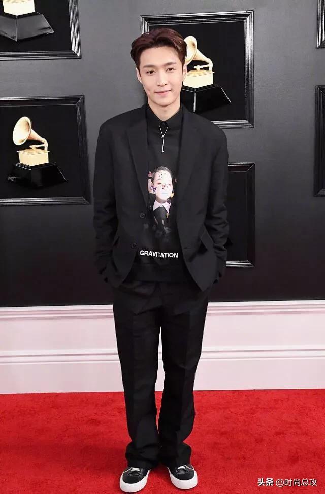 张艺兴穿一身黑亮相,无修图状态超级耐打,可五五分是什么鬼?