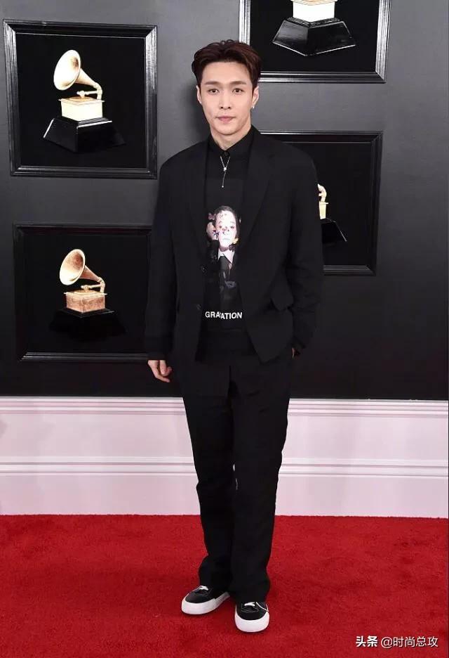 张艺兴穿一身黑亮相,无修图状态超级耐打,可五五分是什么鬼?