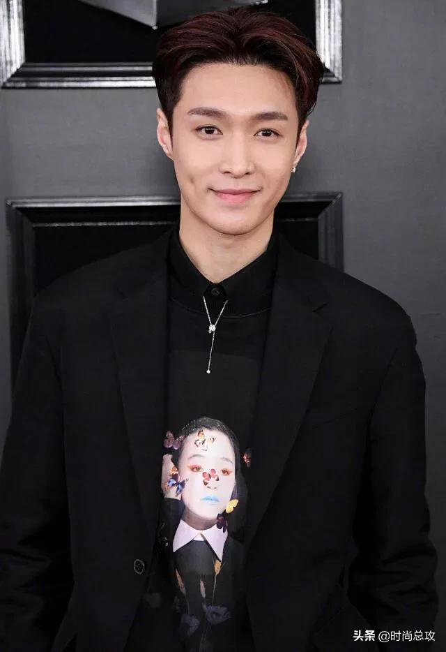 张艺兴穿一身黑亮相,无修图状态超级耐打,可五五分是什么鬼?