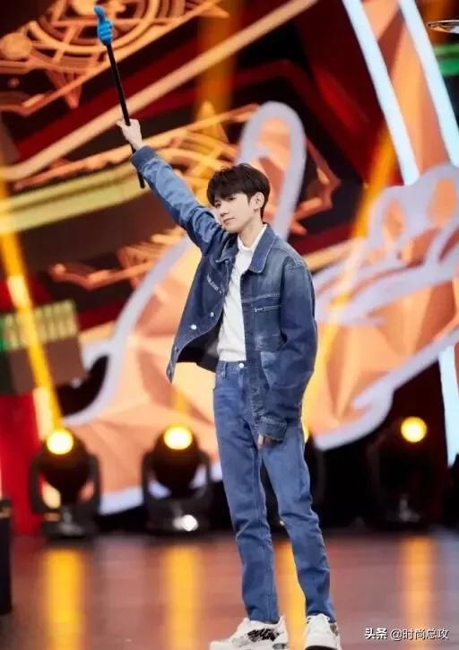 王源又帅了不少,新节目穿牛仔套装真养眼,内搭简约尽显少年气息