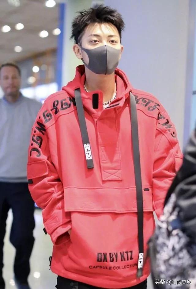 黄子韬新发型,“鸡窝头”意外好看,穿红卫衣配黑裤更帅气有型