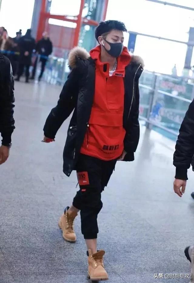黄子韬新发型,“鸡窝头”意外好看,穿红卫衣配黑裤更帅气有型